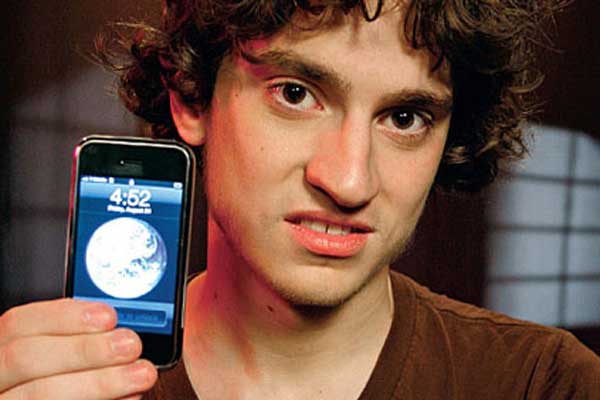 بالفيديو: الهاكر المتخصص في كسر قفل الآيفون و البلايستيشن يتجه لتحدي جديد !  